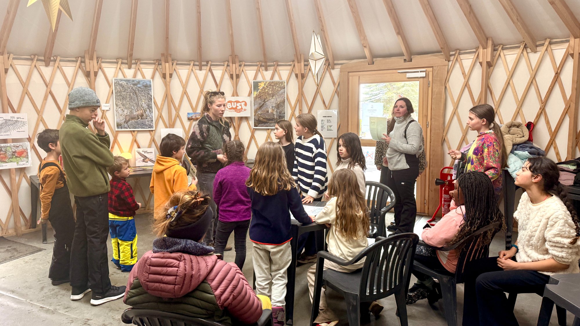 Andréa anime un atelier biodiversité dans une yourte avec des enfants